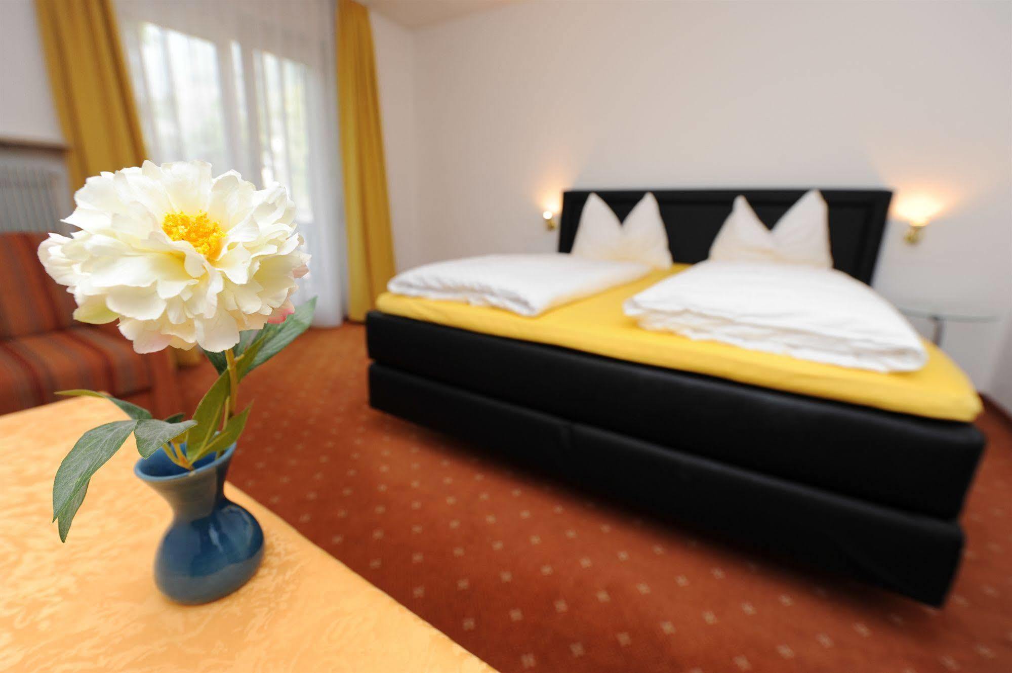 Hotel Pension Schweitzer Schlanders Buitenkant foto