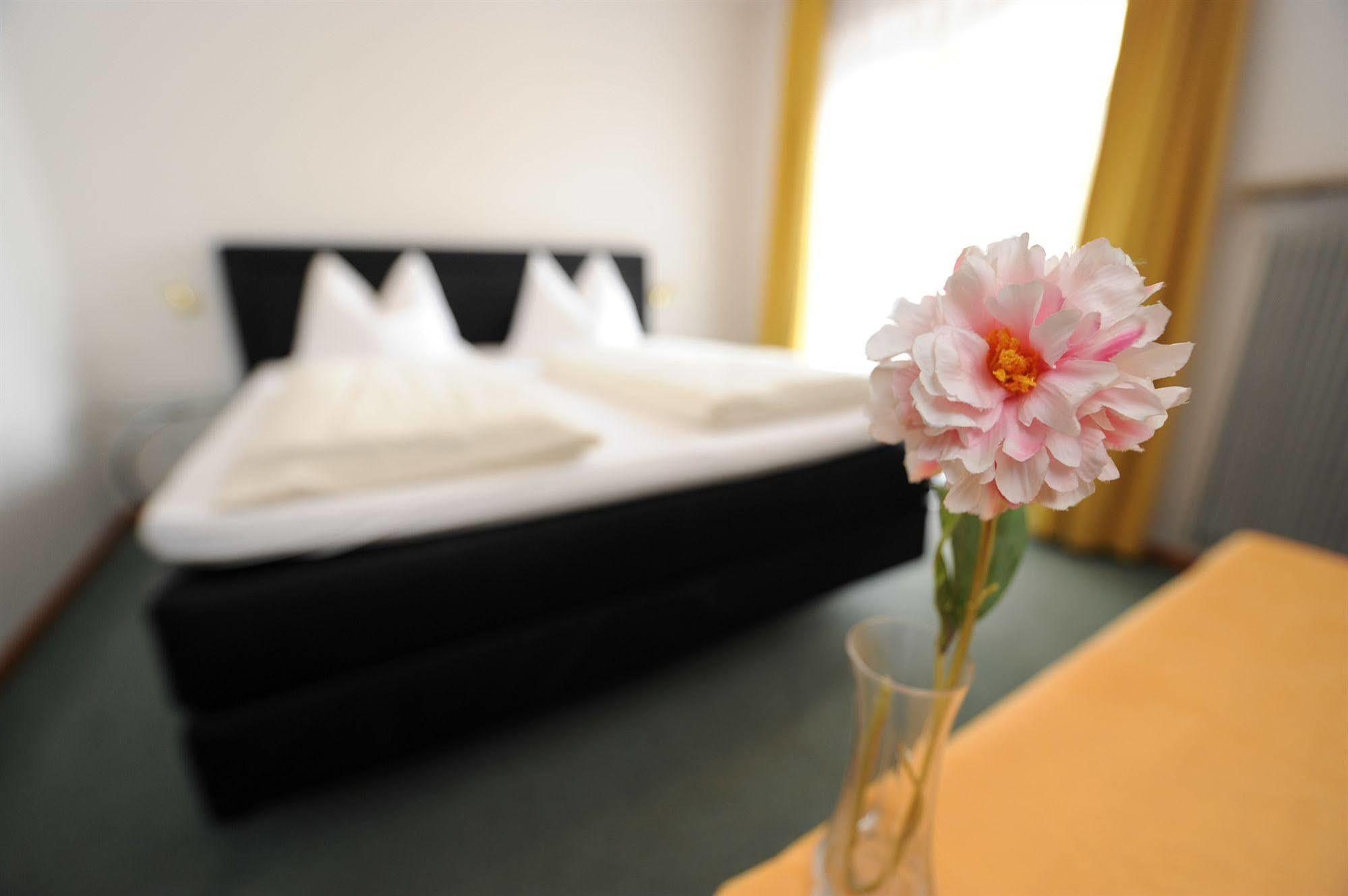 Hotel Pension Schweitzer Schlanders Buitenkant foto