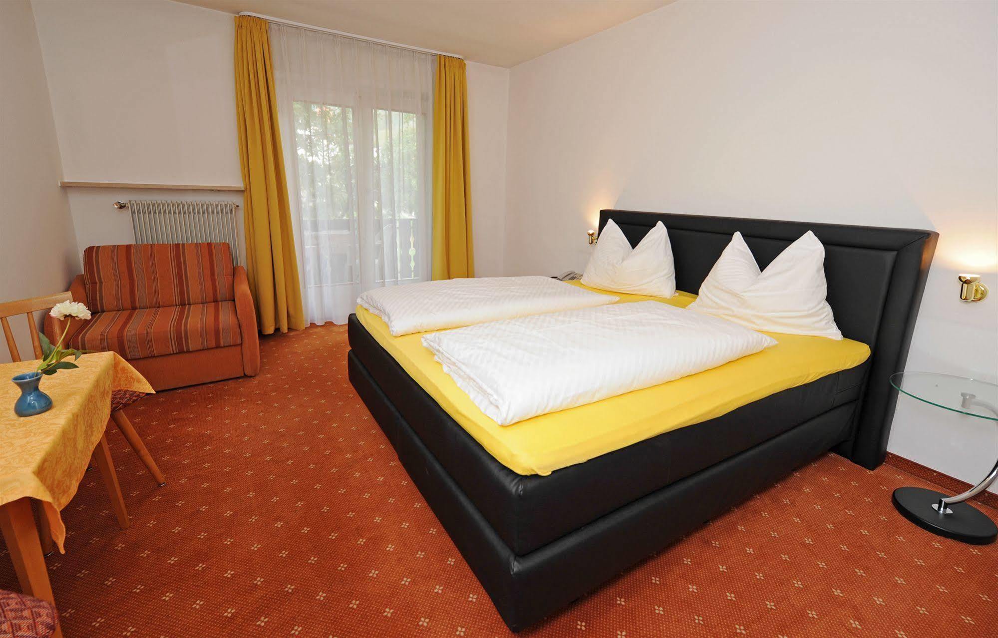 Hotel Pension Schweitzer Schlanders Buitenkant foto
